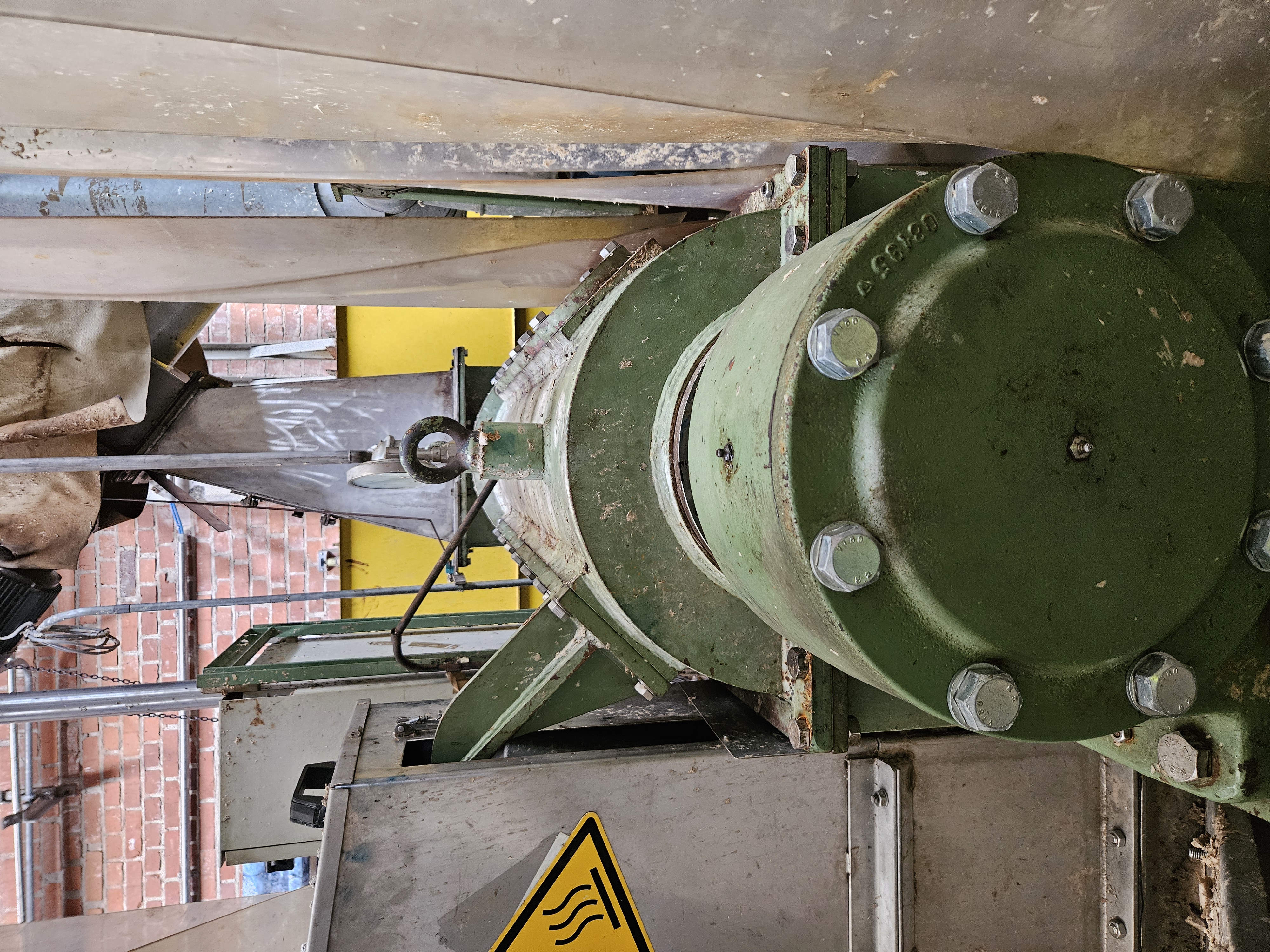 Gebraucht Hot Refiner Lamort, including upstream screw press