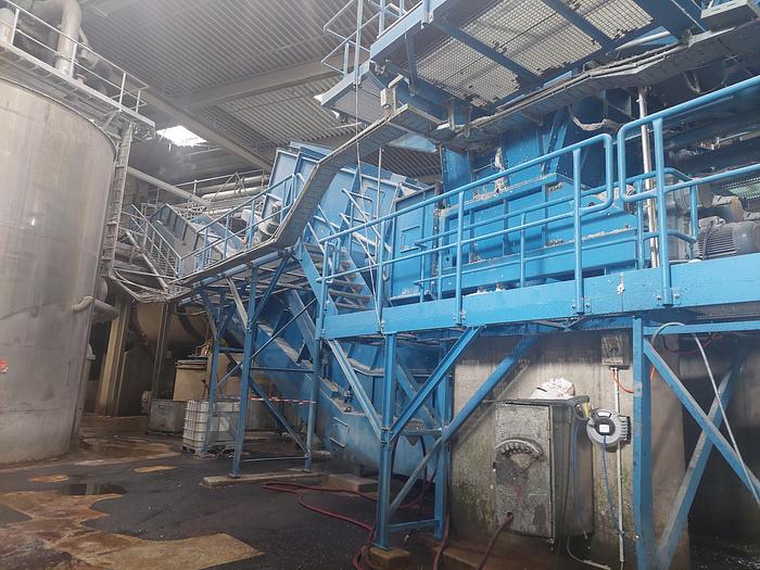 Gebraucht Conveyor belt for waste paper bales with dewiring and crusher, FMW, 25 tph