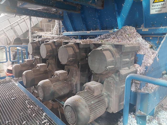 Gebraucht Conveyor belt for waste paper bales with dewiring and crusher, FMW, 25 tph