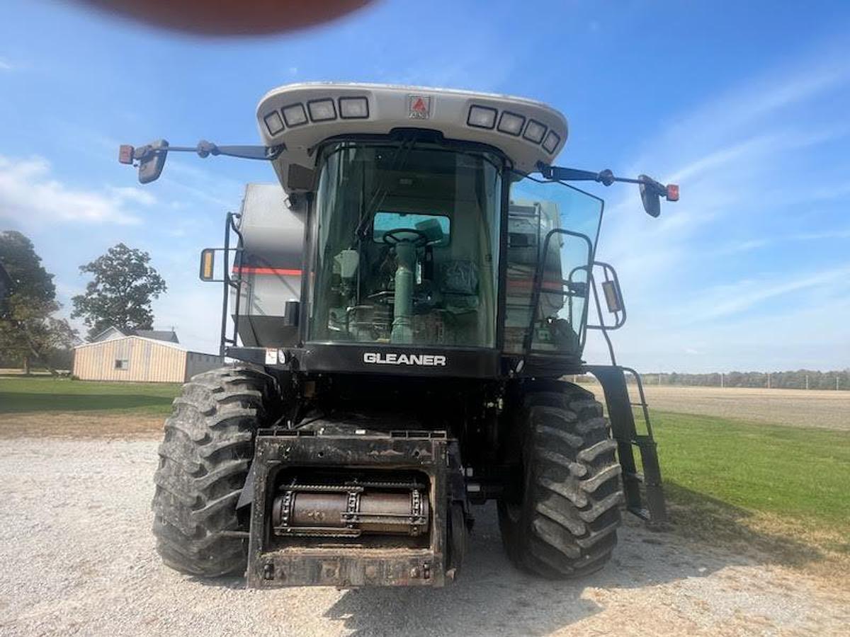 Used 2005 Gleaner R65 Combine