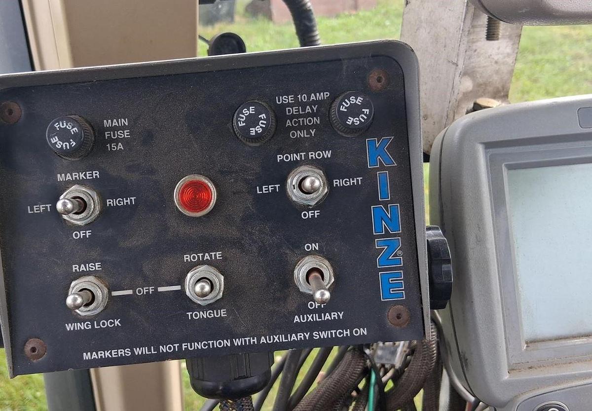 Used 2009 Kinze 3600 Planter