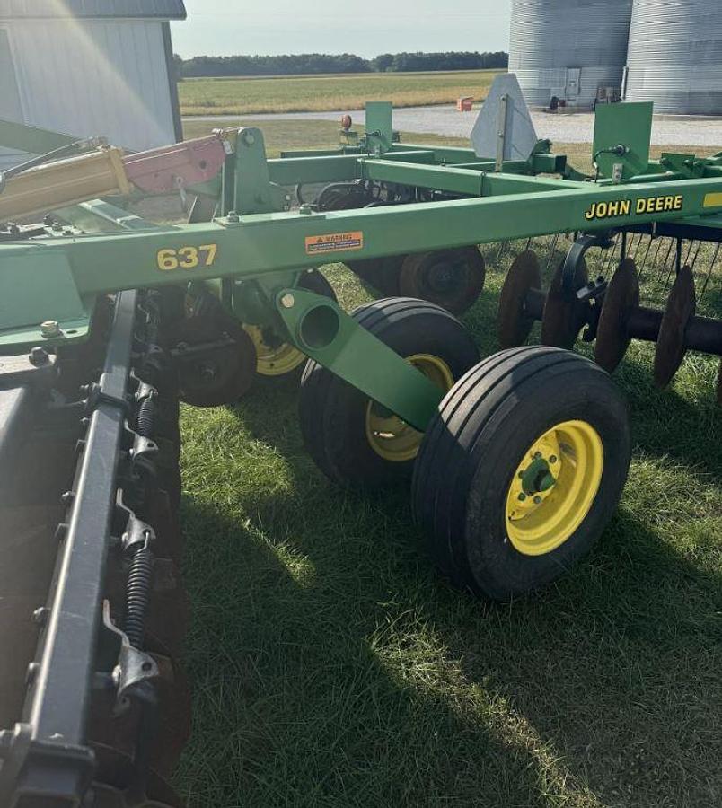 Used JOHN DEERE 637