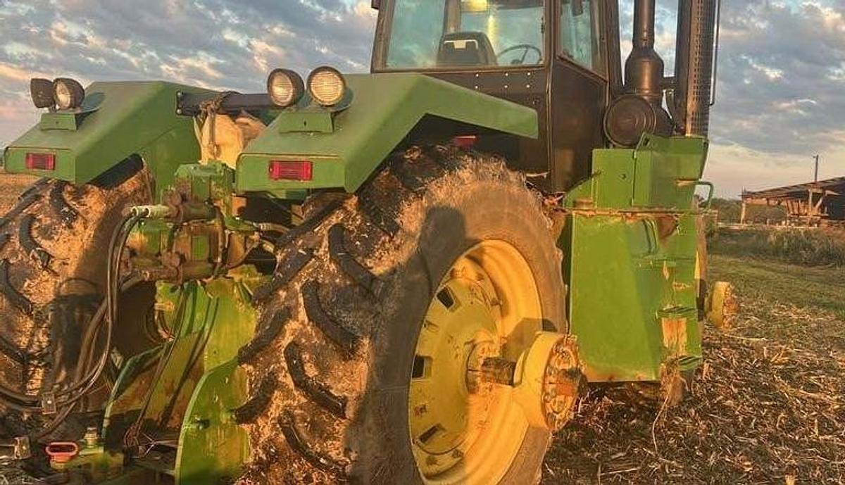 Used 1990 JOHN DEERE 8760 Tractor