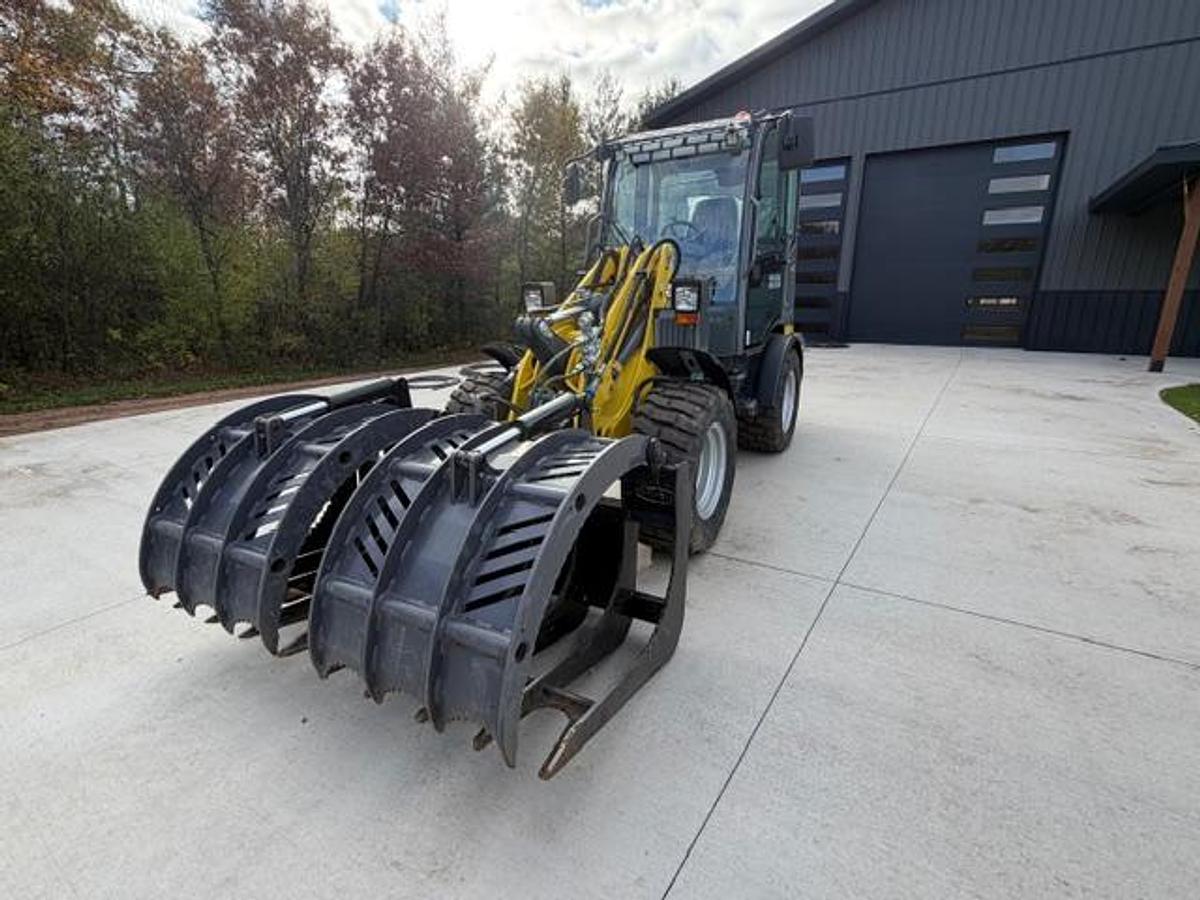 Used 2004 WACKER NEUSON Wheel Loader + Attachment