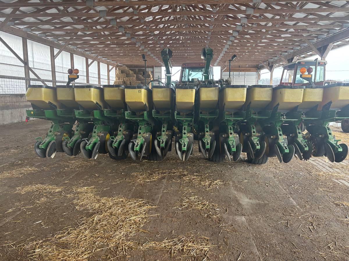 Used 1997 John Deere 1780 12-23 row Conservation Planter
