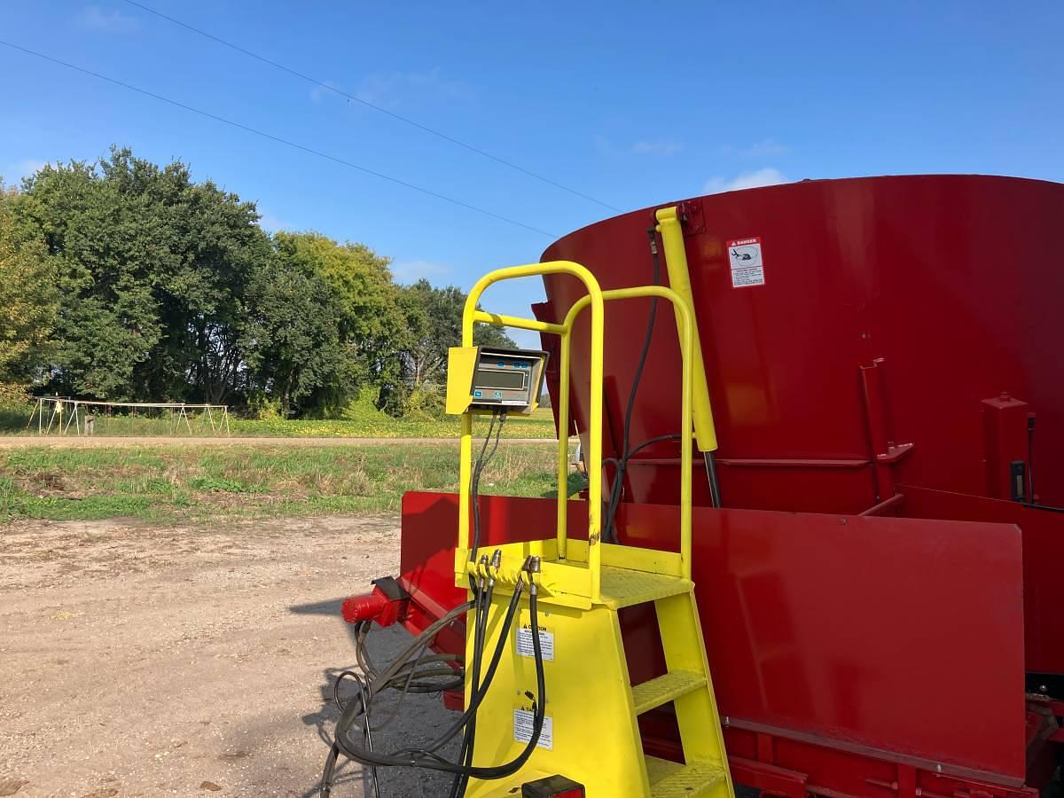 Used 1995 Supreme TMR 500 Series Mixer Wagon