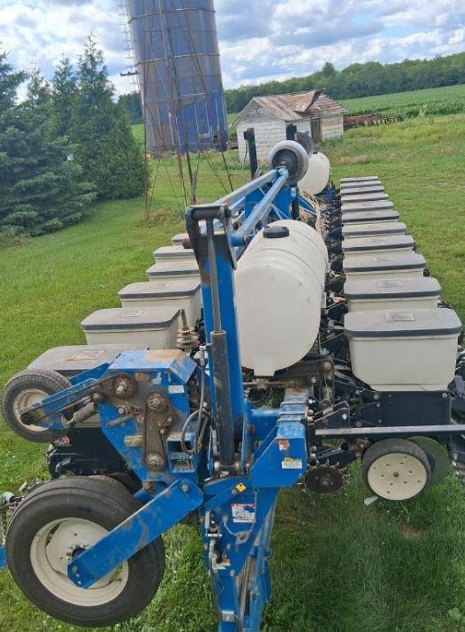 Used 2009 Kinze 3600 Planter