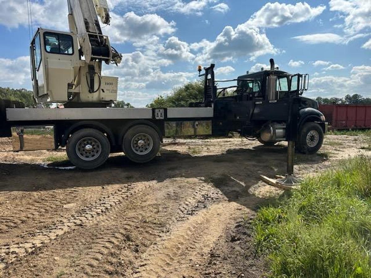 Used 2000 National 33 Ton Crane Truck Mounted on a Peterbilt