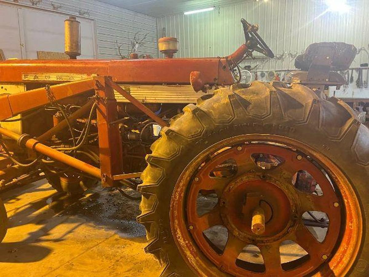 Used 1958 INTERNATIONAL 560 with Hydraulic Bucket