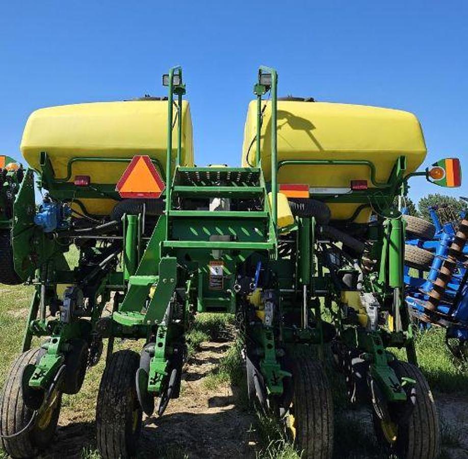 Used 2009 JOHN DEERE 1770NT Planter