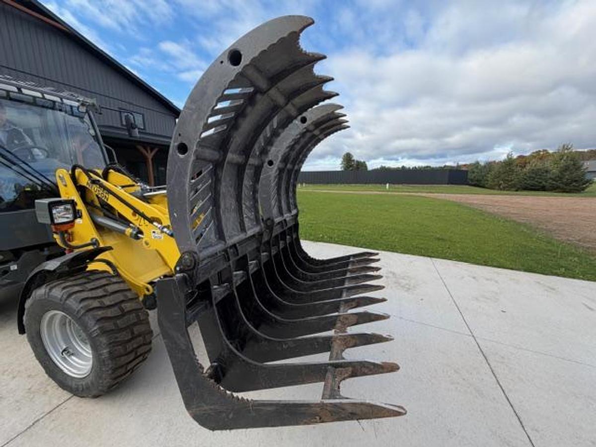 Used 2004 WACKER NEUSON Wheel Loader + Attachment