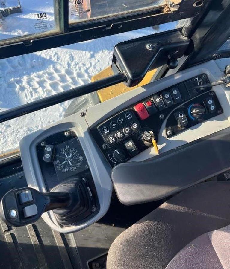 Used 2015 CATERPILLAR 914K