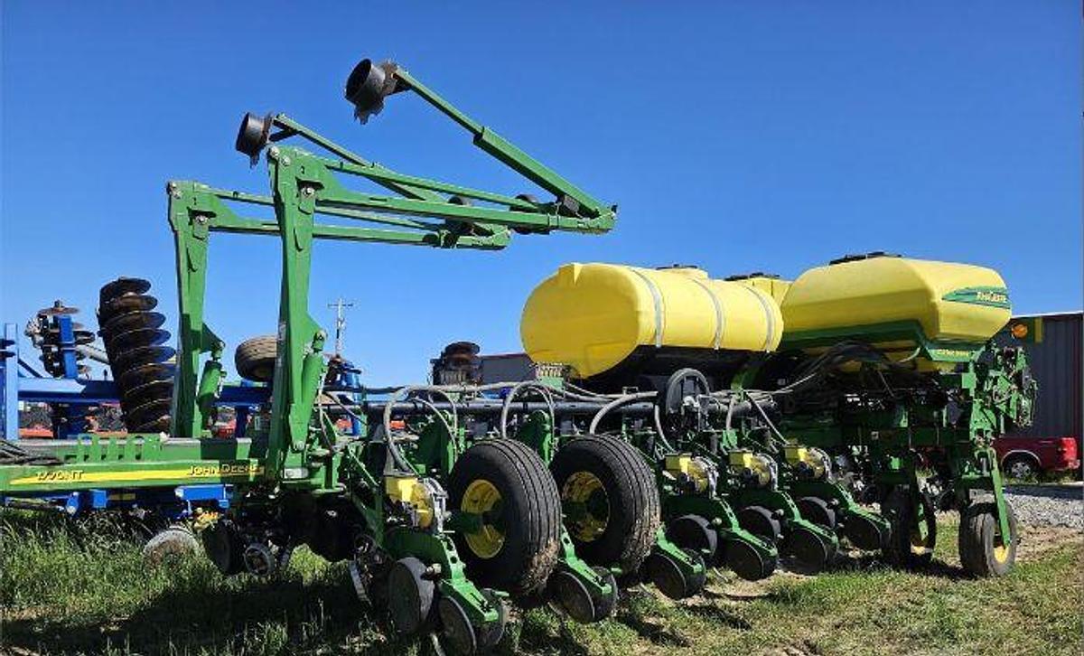 Used 2009 JOHN DEERE 1770NT Planter