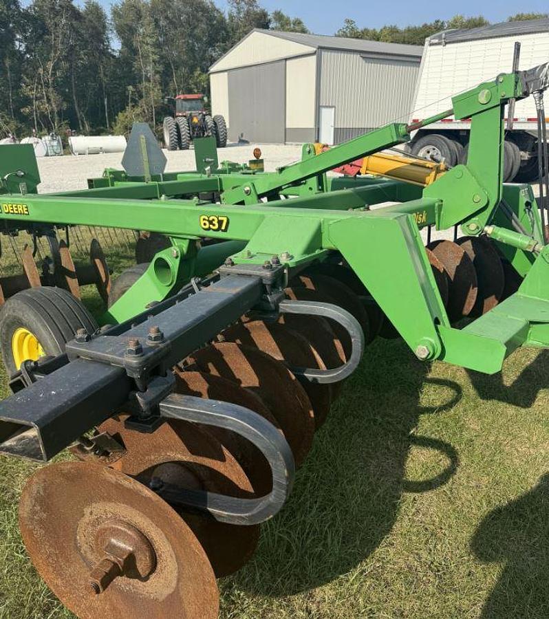 Used JOHN DEERE 637