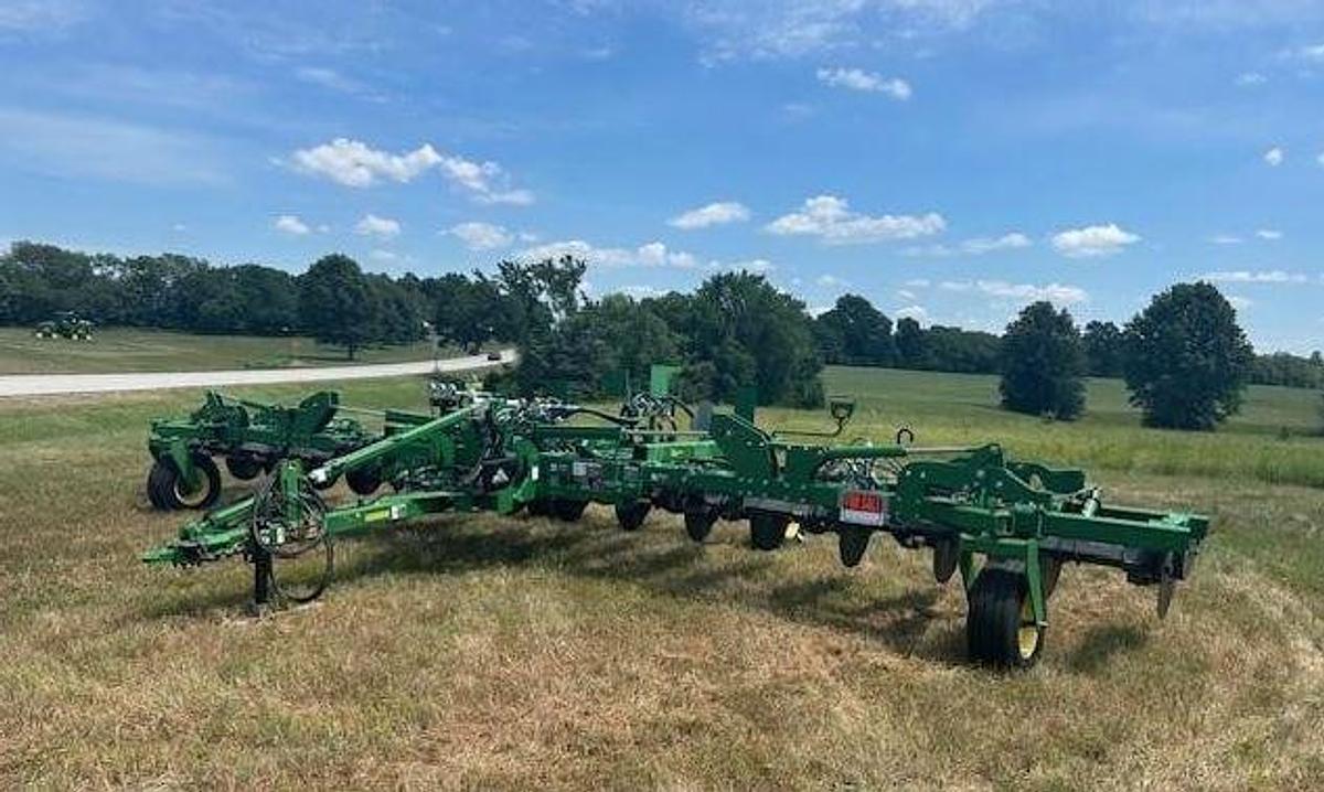Used 2011 JOHN DEERE 2510H Fertilizer Applicator