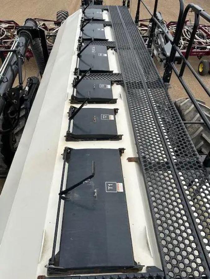 Used 2015 Bourgault L7800 with Seedhawk 6510 Toolbar