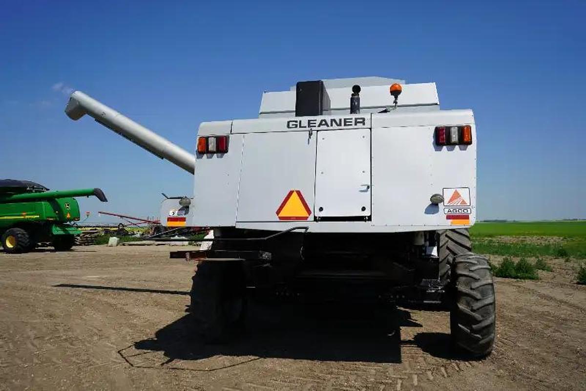 Used 2005 Gleaner R65 Combine