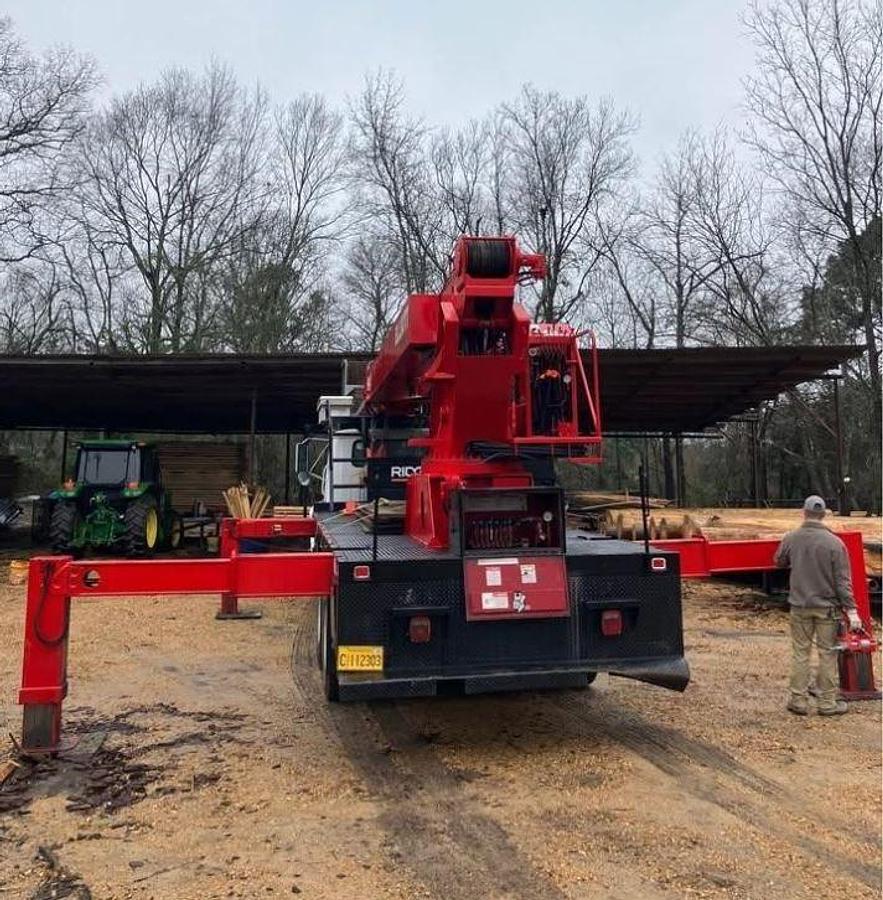 Used 2000 Elliott H110 Boom Truck (Mounted on International 4900)