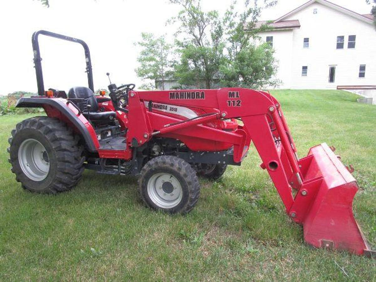 Used 2005 Mahindra 3510 with Loader