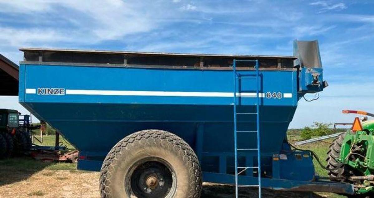 Used 2012 KINZE 640 Grain Cart