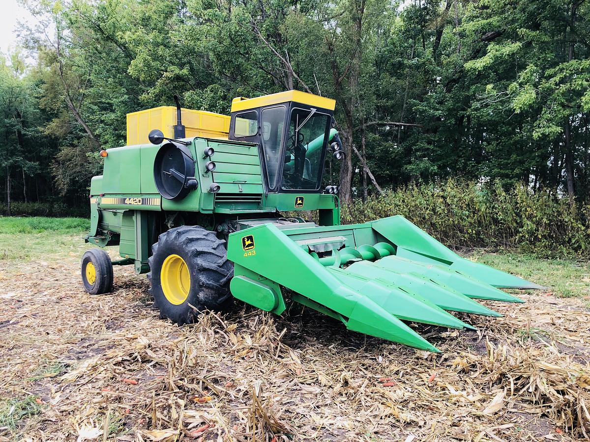 Used 1982 John Deere 4420 Combine