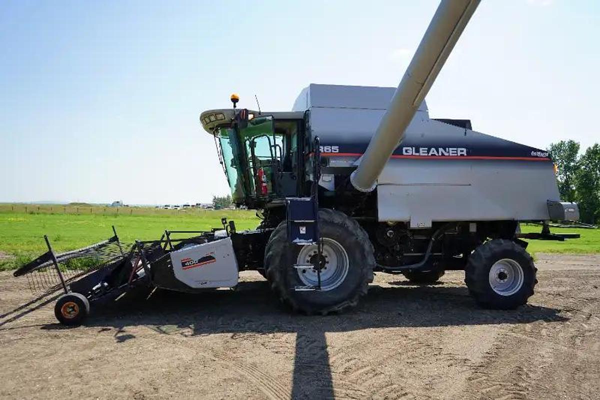 Used 2005 Gleaner R65 Combine