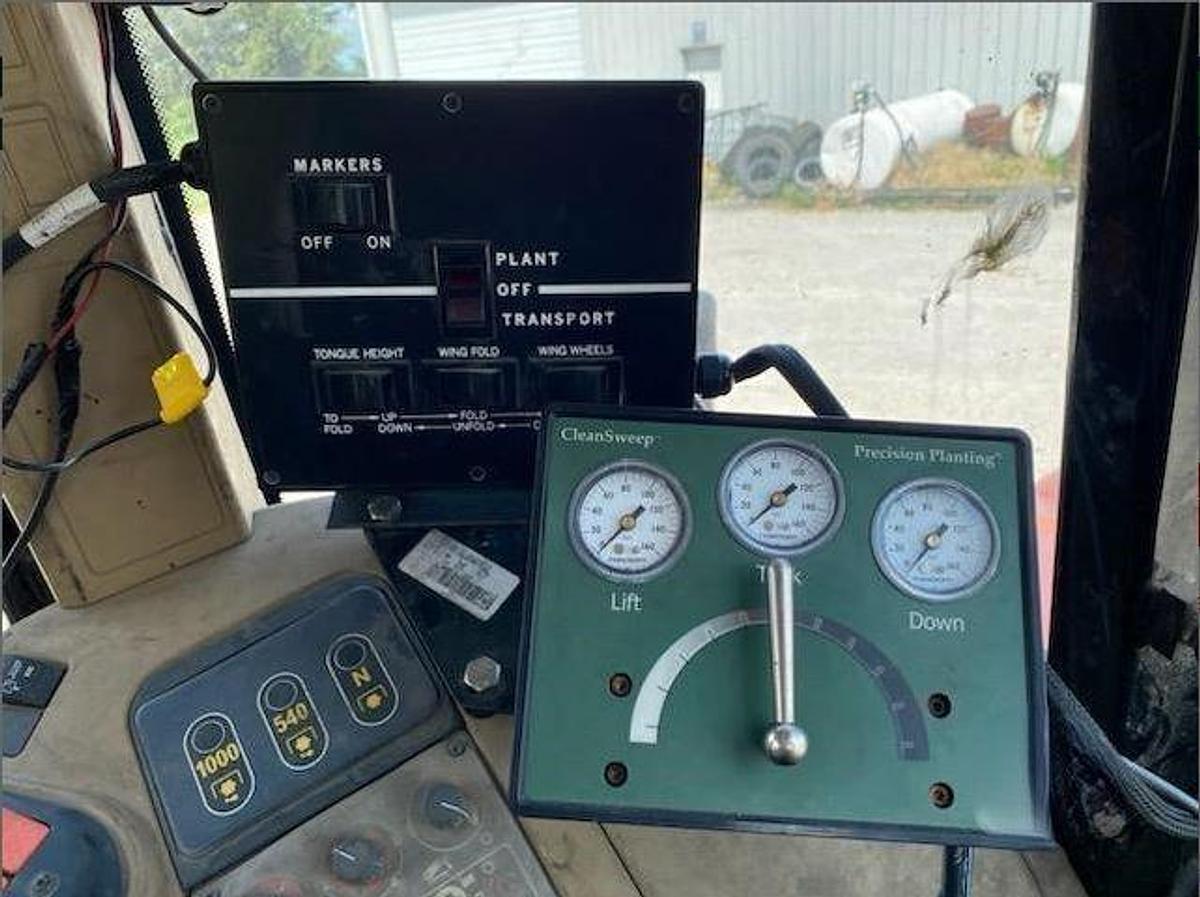 Used 2013 WHITE 8816