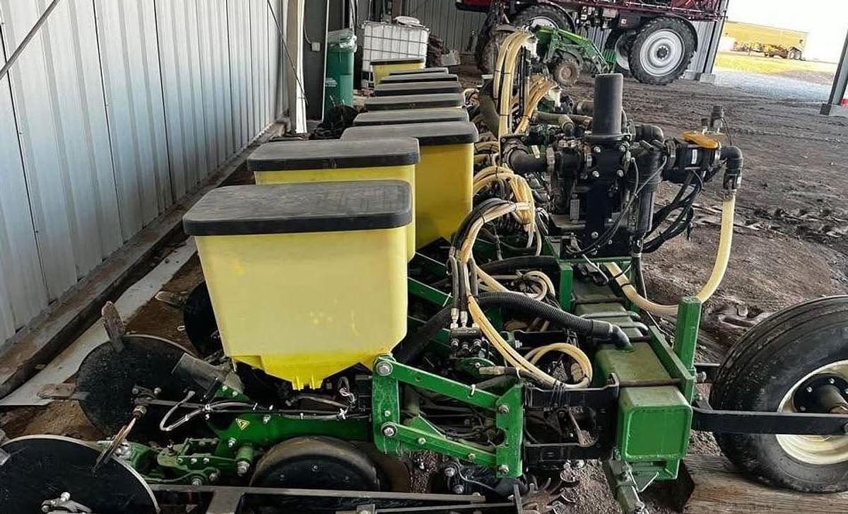 Used 2020 JOHN DEERE DR12 Planter