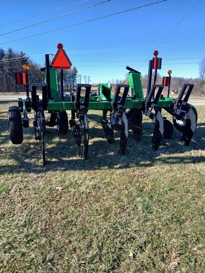 Used 2021 Unverferth McCurdy Zone Builder Ripper 5-shank with caddy