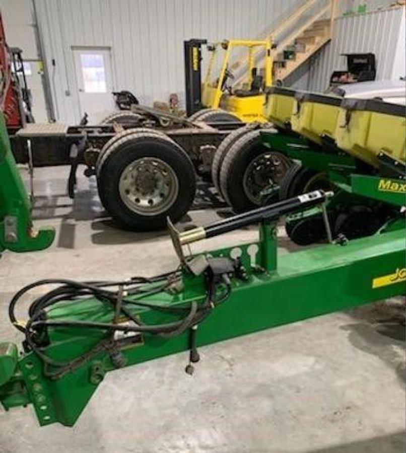 Used 2010 JOHN DEERE 1760 MaxEmerge XP Vac Planter