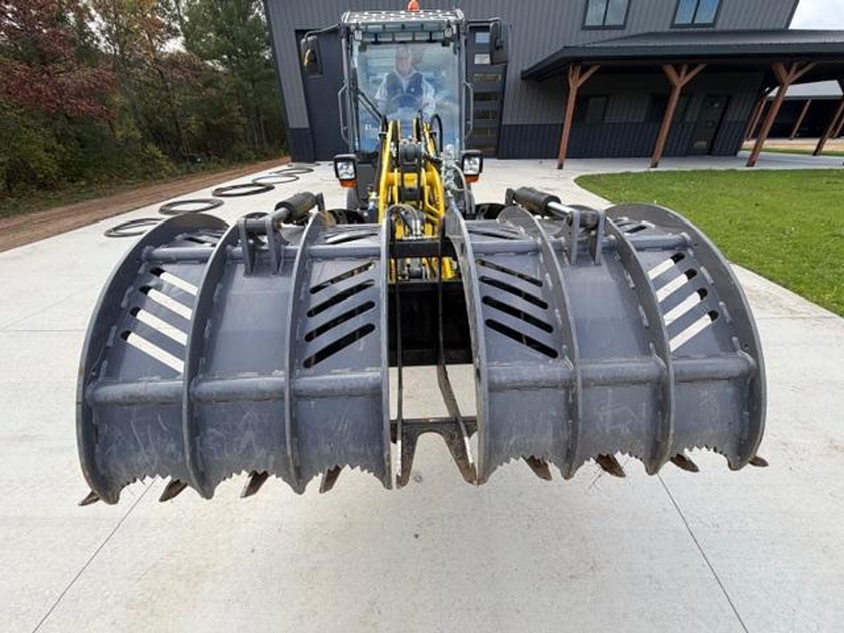 Used 2004 WACKER NEUSON Wheel Loader + Attachment
