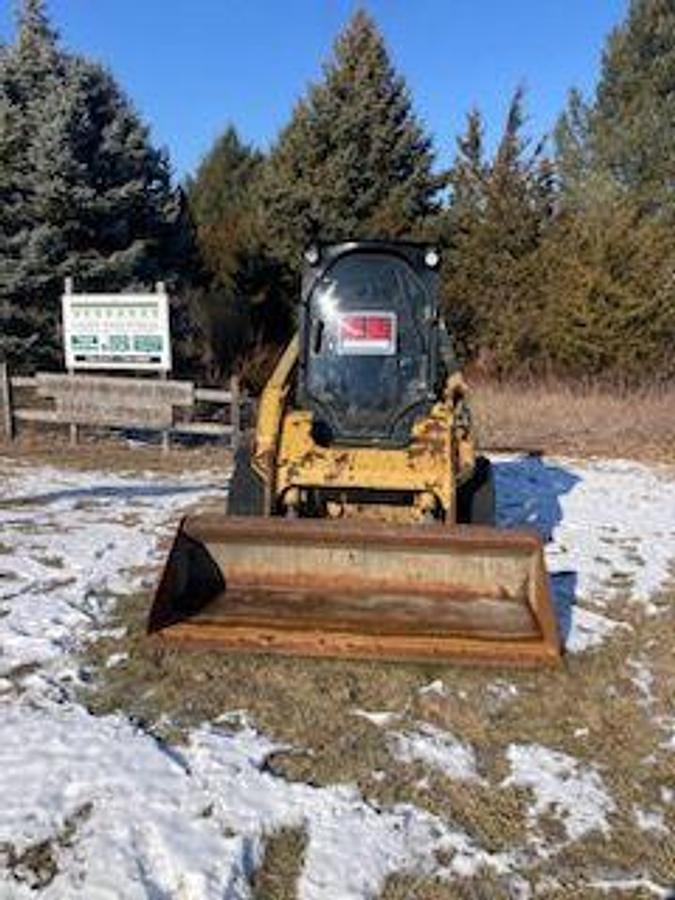 Used 2015 CATERPILLAR Skid Steer 272