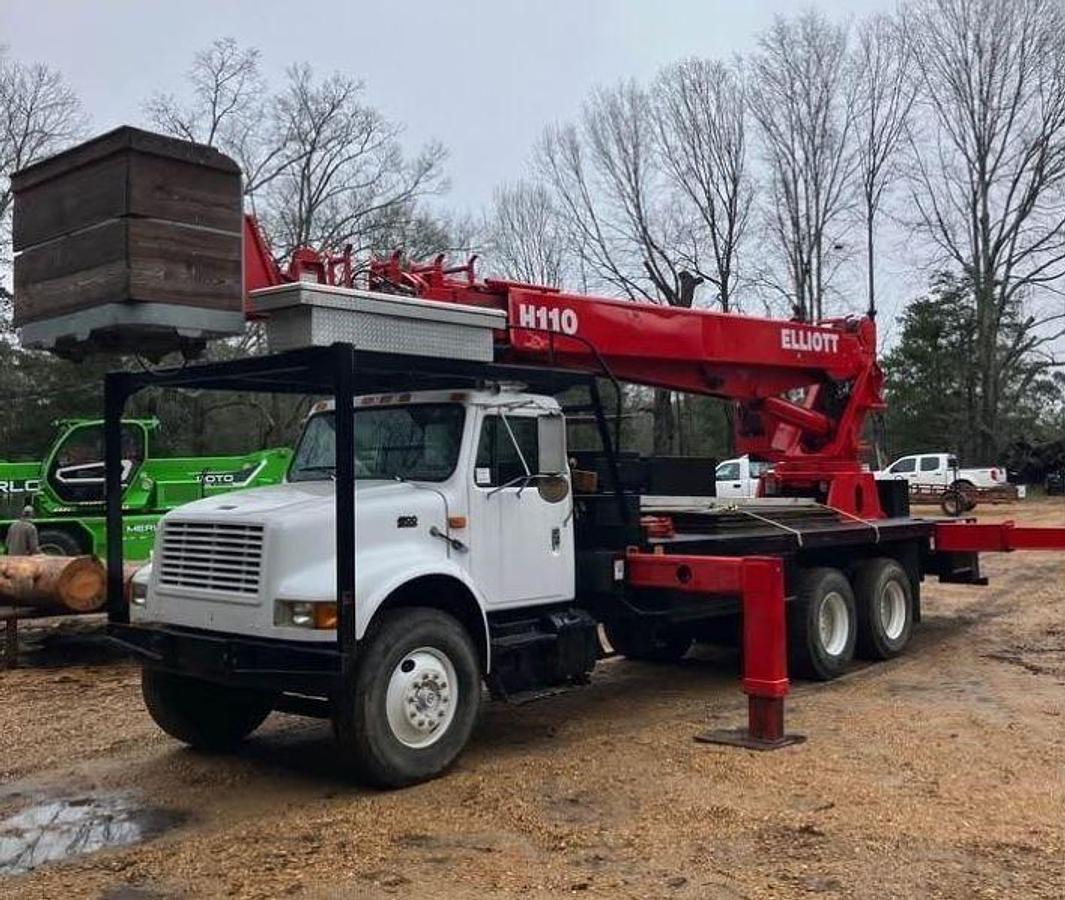Used 2000 Elliott H110 Boom Truck (Mounted on International 4900)