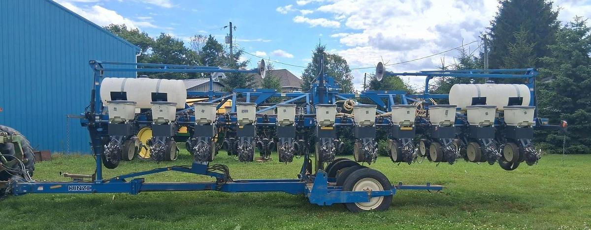 Used 2009 Kinze 3600 Planter