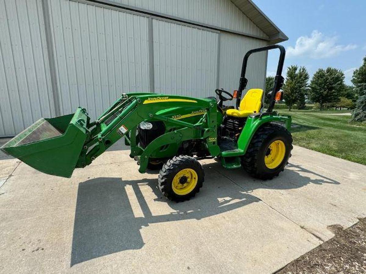 Used 2005 JOHN DEERE 3320