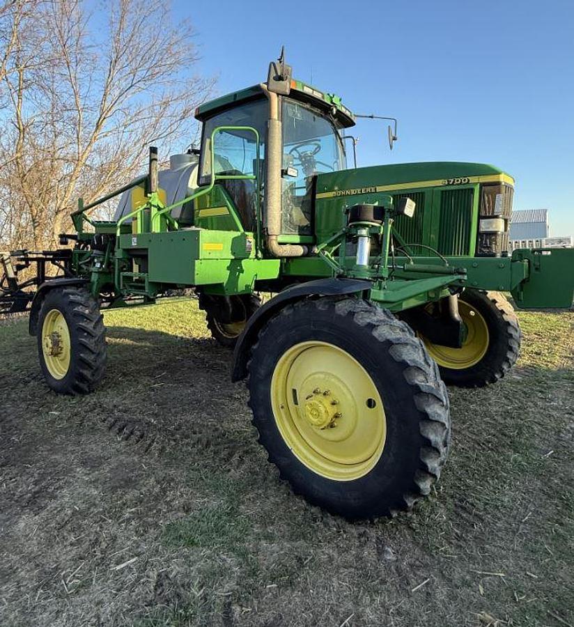 Used 2000 John Deere 4700