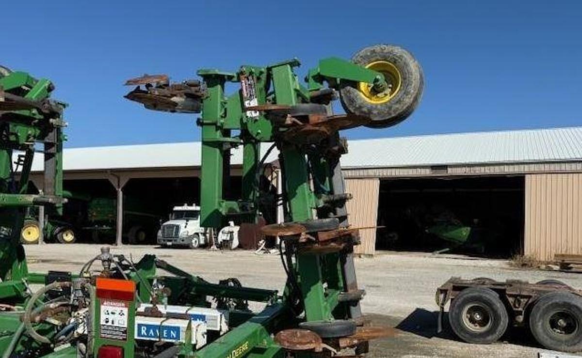 Used 2009 JOHN DEERE 2510H Fertilizer