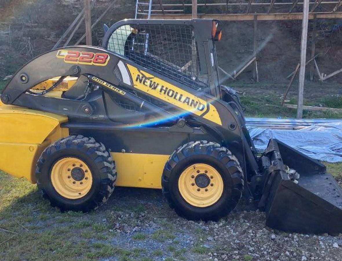Used 2015 NEW HOLLAND L228
