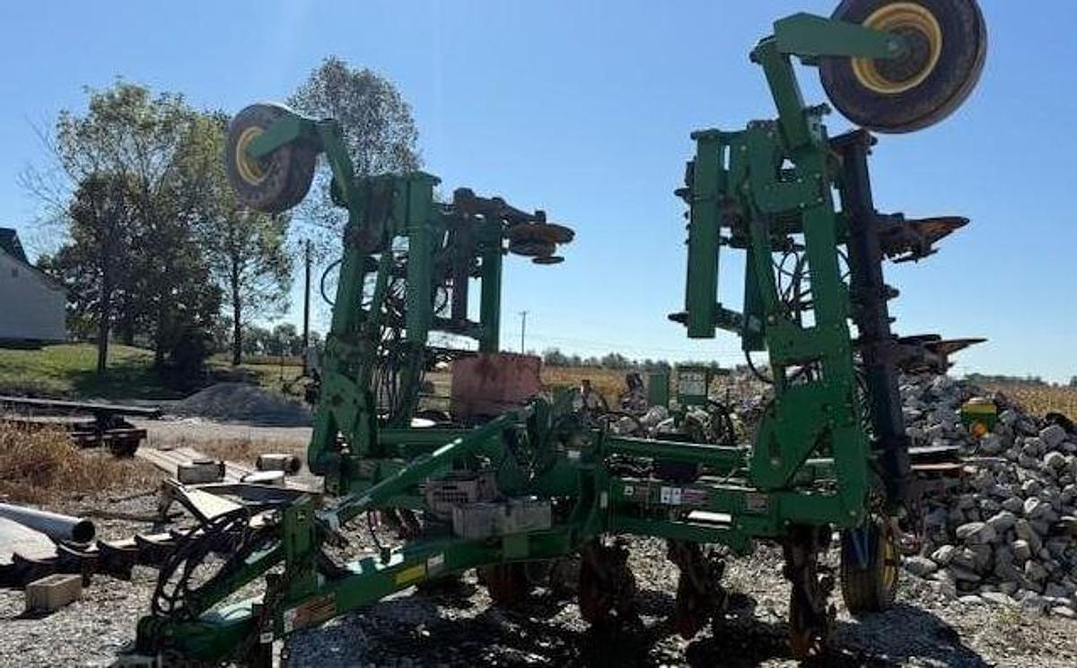 Used 2009 JOHN DEERE 2510H Fertilizer