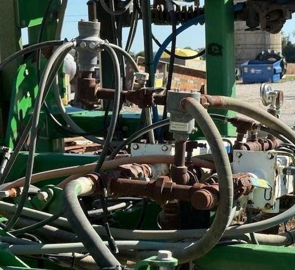 Used 2009 JOHN DEERE 2510H Fertilizer