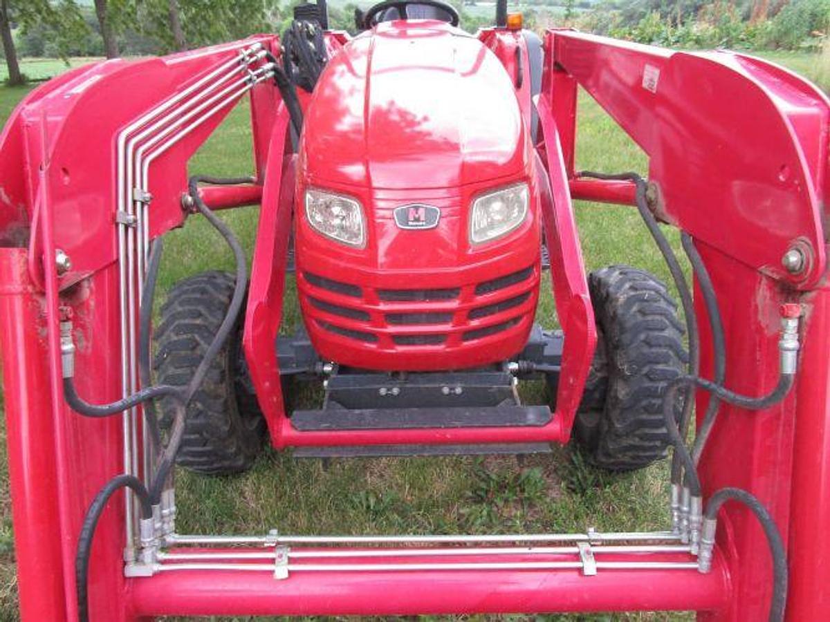 Used 2005 Mahindra 3510 with Loader