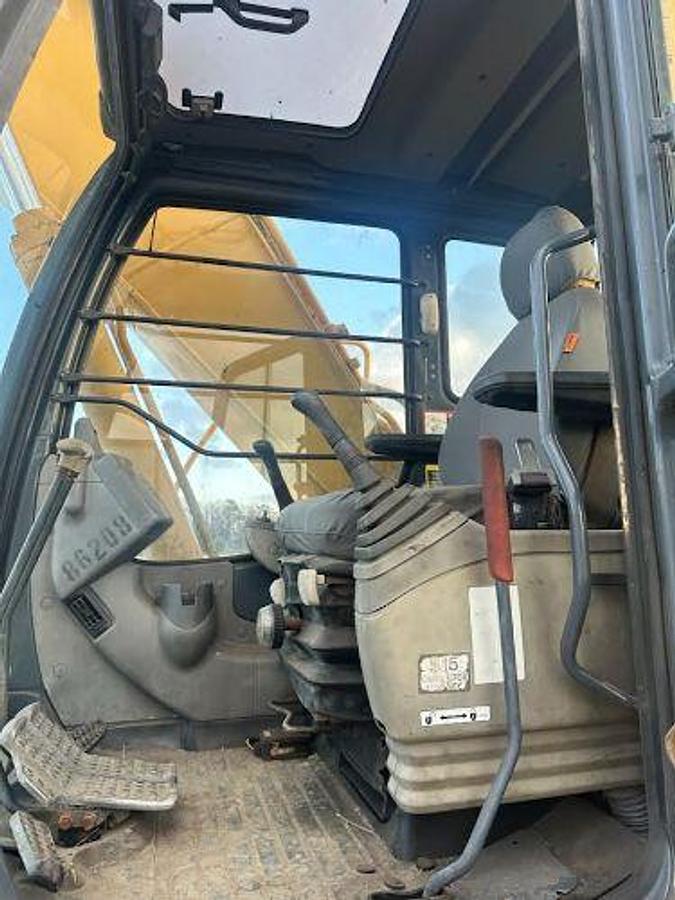 Used 2006 JOHN DEERE 200C LC Excavator