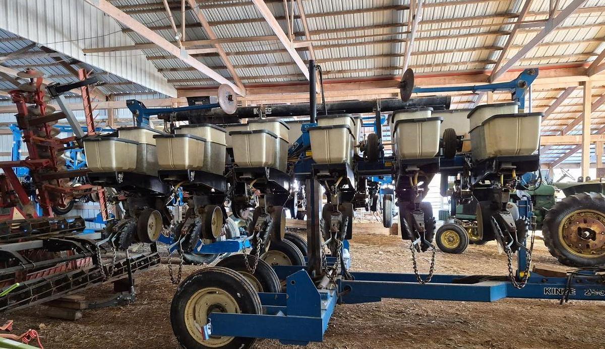 Used 1998 KINZE 2500
