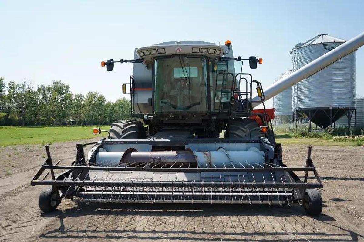 Used 2005 Gleaner R65 Combine
