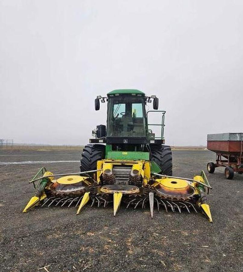 Used 2002 JOHN DEERE 6850 Self Propelled Harvester