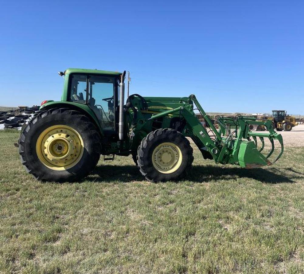 Used 2008 JOHN DEERE 7330 PREMIUM TRACTOR