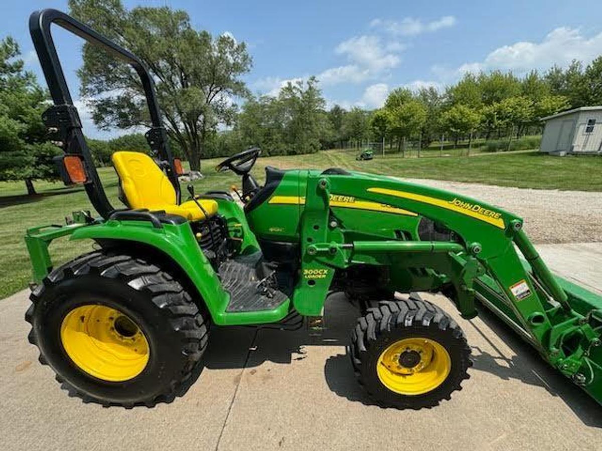Used 2005 JOHN DEERE 3320