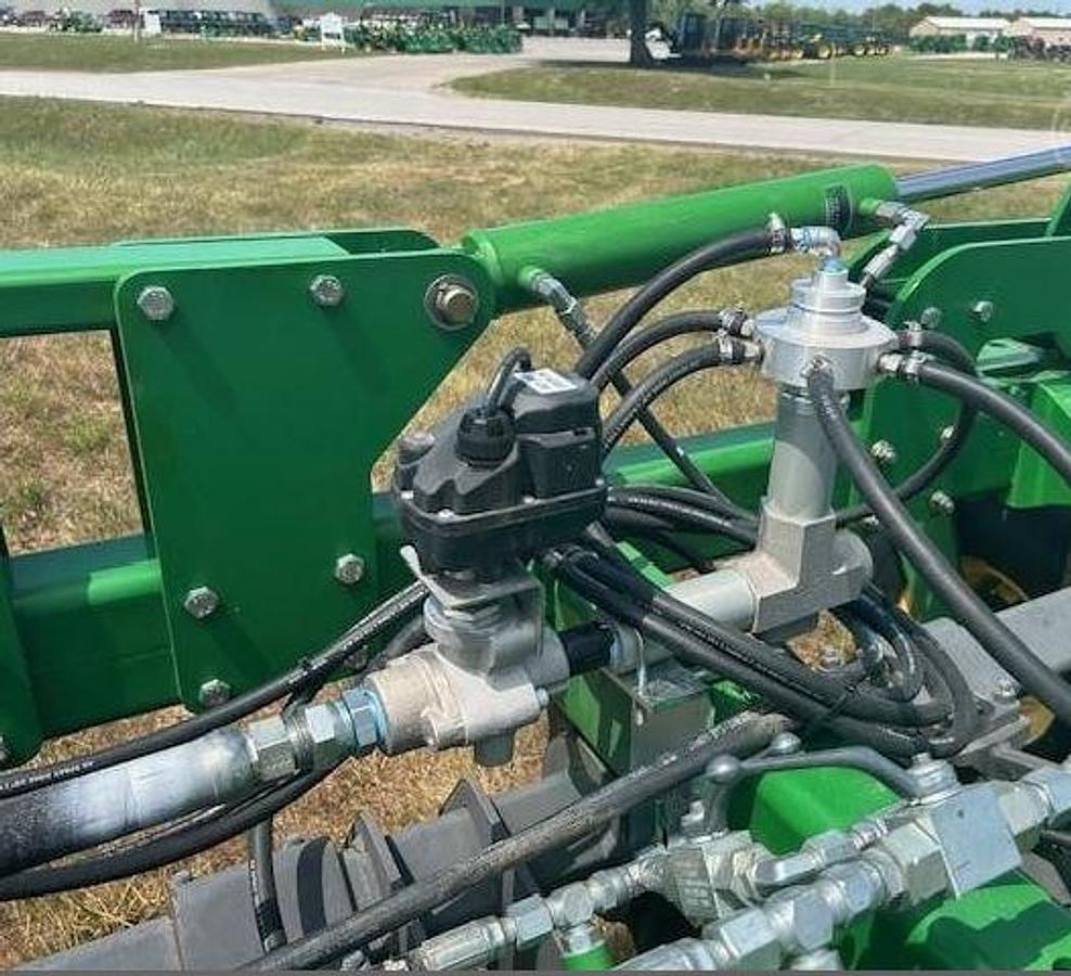 Used 2011 JOHN DEERE 2510H Fertilizer Applicator