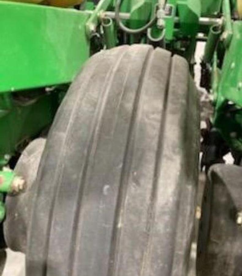 Used 2010 JOHN DEERE 1760 MaxEmerge XP Vac Planter