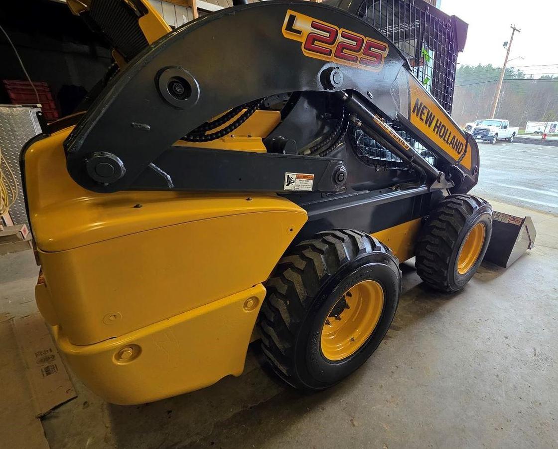 Used 2011 New Holland L225